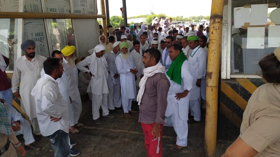 Farmers gathering at toll plaza demanding insurance claim in Sirsa