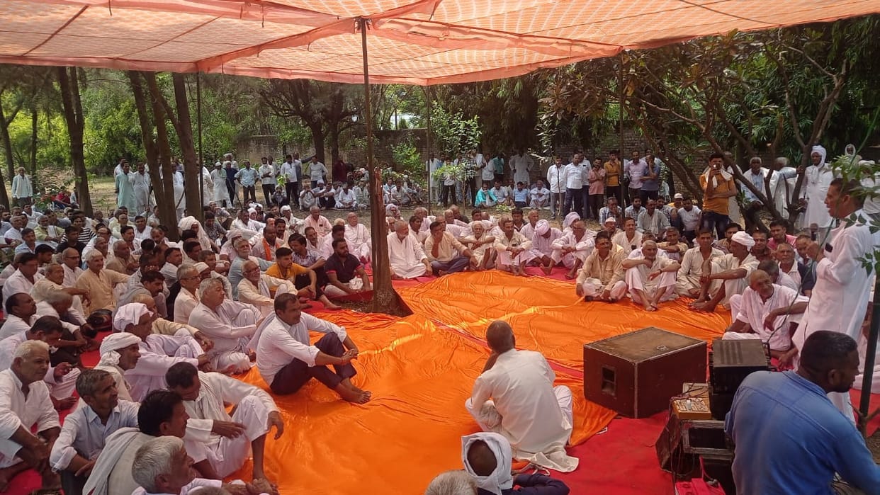 Meerut: Panchayat of farmers at Bajaj Sugar Mill regarding outstanding payment in Sardhana