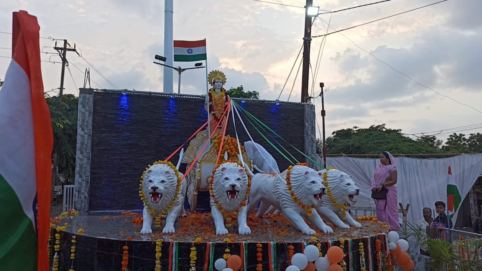 खिलचीपुर नाके के पास स्थापित की गई प्रतिमा