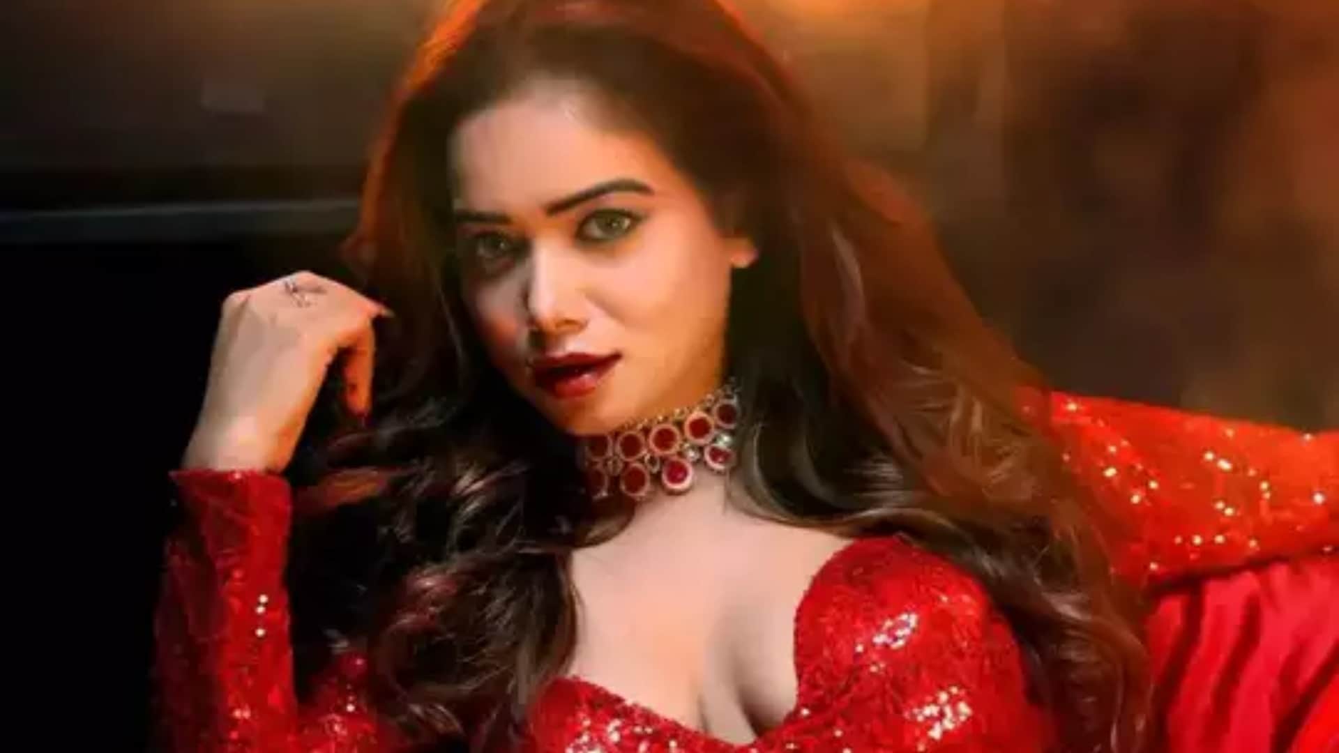 Abhisha Moment Manisha Rani Met Abhishek Malhan In Hospital For Health Update Pray For Him In Siddhivinayak Te