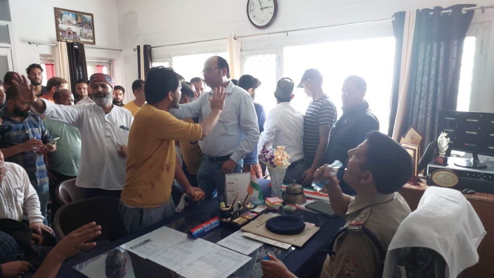 Mussoorie News Tourists and local people fight over vehicles uproar in Kotwali