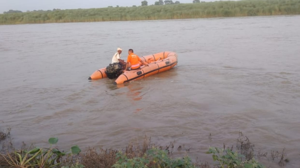 Motihari News Two teenage girls drowned in old Gandak river while taking selfie
