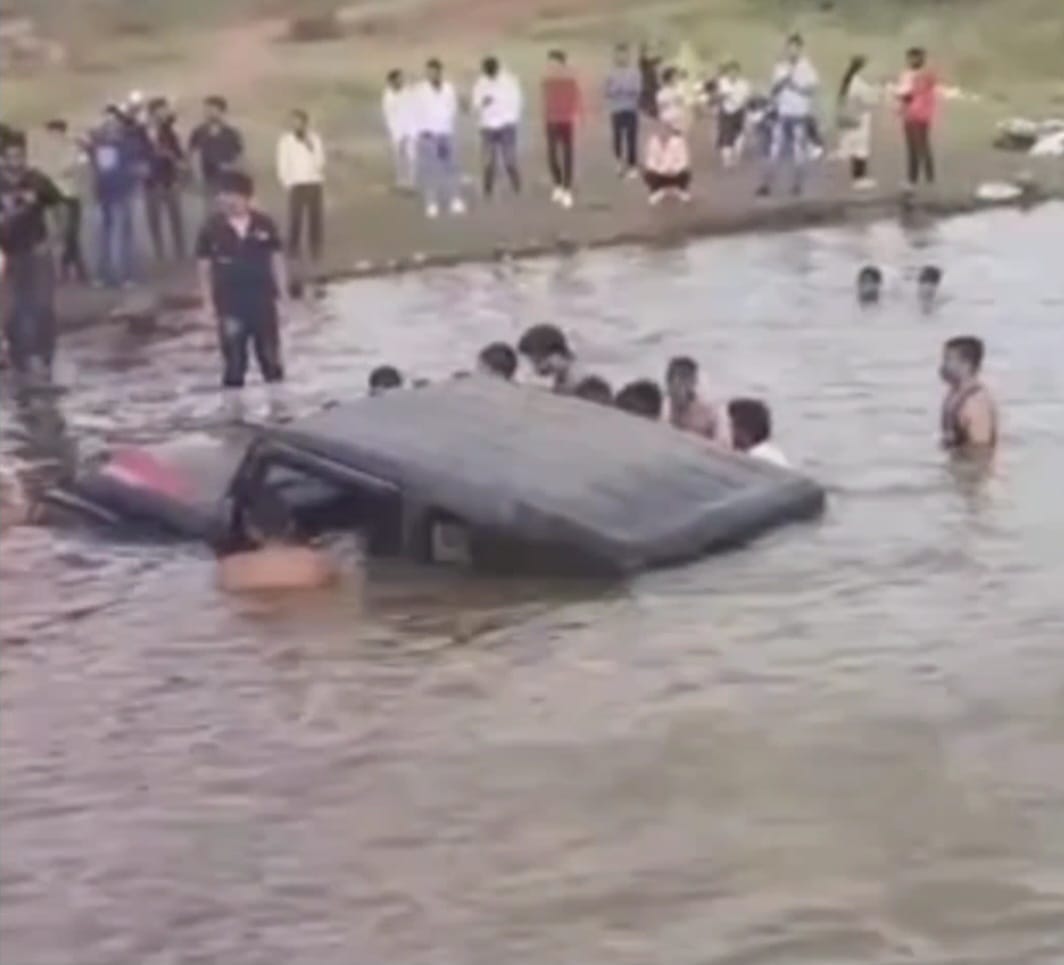 Youth doing stunts near Choral Dam near Indore, car drowned in river