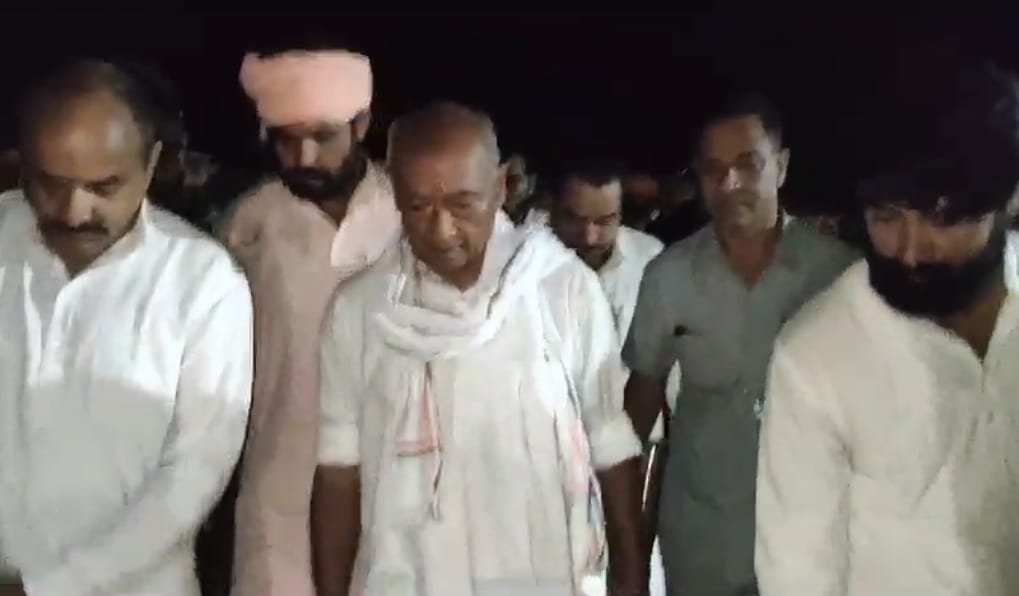 MP News: Digvijay circumambulates 18 km of Barkhedi Dham barefoot, woos Gujjar votes