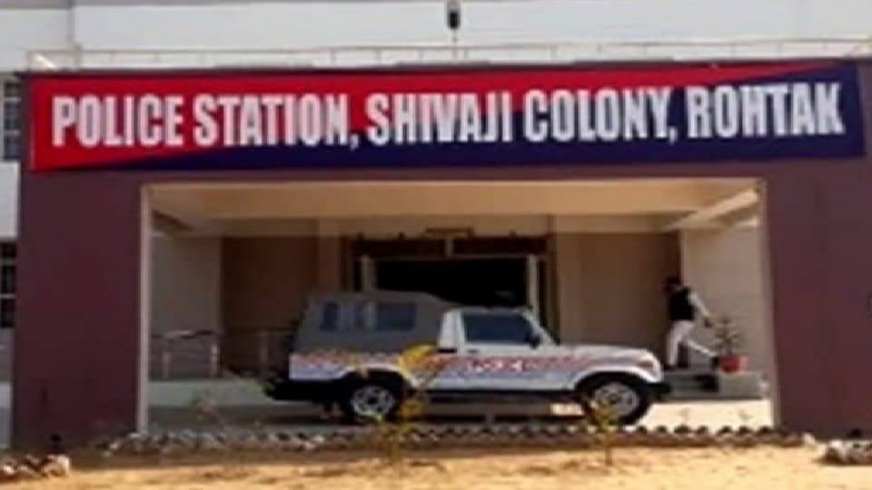 Electrician sleeping in park in Rohtak attacked with sharp weapons, threatened to kill