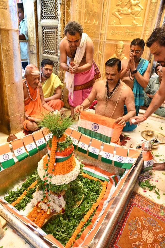 Baba's tricolor makeup in pictures Flag hoisting in Kashi Vishwanath Dham