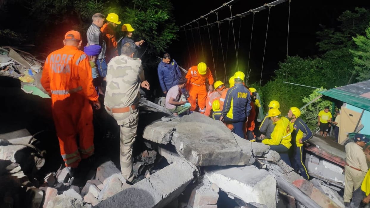 Uttarakhand Weather News Four people buried under the debris due to house collapse in Chamoli died