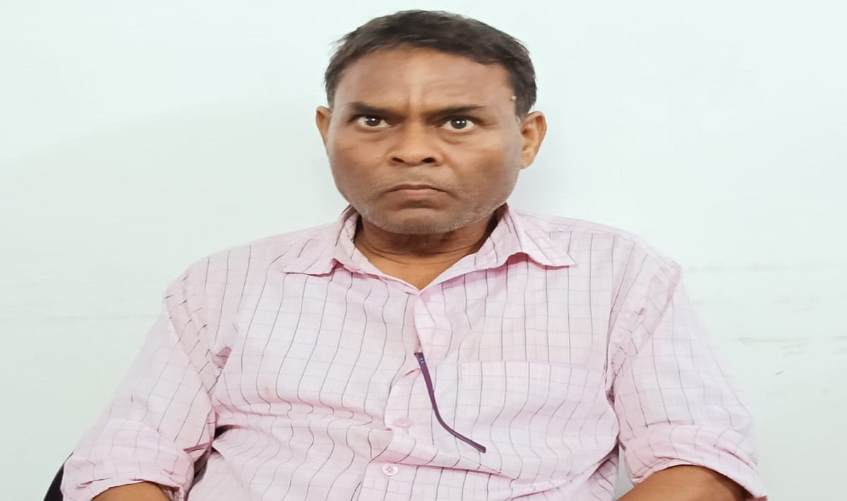 Lekhpal arrested red handed taking bribe in varanasi who asked for RS 10 thousand for  land