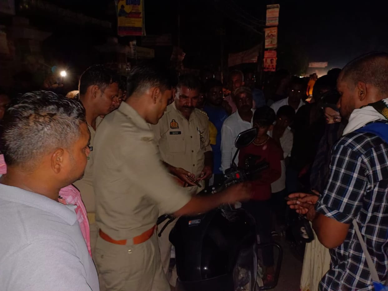young man misbehaved with girl riding scooty on samne ghat varanasi