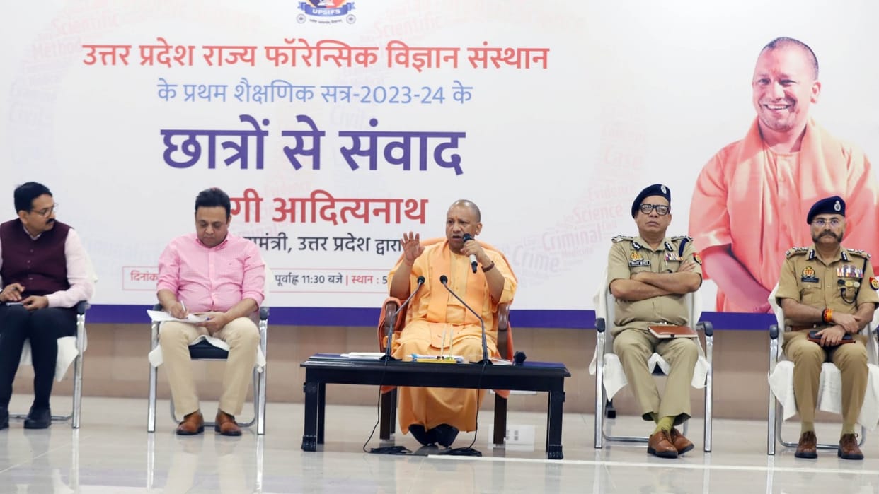CM Yogi Adityanath talks to students of Uttar Pradesh Forensic Institute.