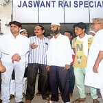 अस्पताल में मौजूद लोग