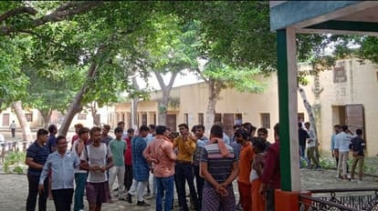 Etah News: कलावा बांधने और टीका लगाने से मना करने पर छात्र आक्रोशित, पहुंचे थाने; पुलिस ने लिया संज्ञान Teacher accused of tying kalava to students and refusing to vaccinate in Etah