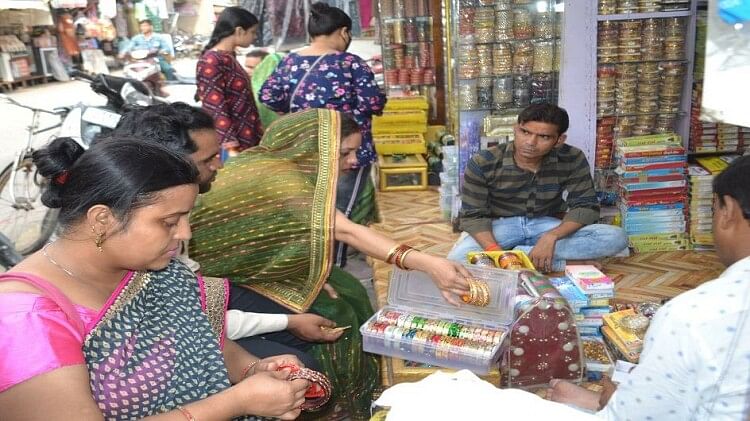 Hariyali Teej: हरियाली तीज 19 अगस्त की, महिलाएं झूलेंगी झूला, गाएंगी मल्हार, बाजार में दिख रही रौनक