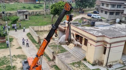 Hardoi: तहसील की चौथी मंजिल पर चढ़े सांड़ों का रेस्क्यू, एक को क्रेन...तो दूसरे को जीने से उतारा नीचे Rescue of bulls climbed on the fourth floor of the tehsil, one was craned and the other was brought down from