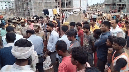 Lalitpur: निर्माणाधीन मेडिकल कॉलेज में हादसा, सीढ़ियों से गिरकर महिला मजदूर की मौत; ठेकेदार पर आरोप Female laborer died after falling from stairs of under construction medical college