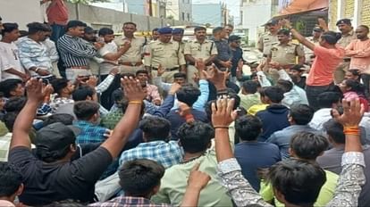 Ujjain: तिरंगा यात्रा में बच्चों ने लगाए जय श्री राम के नारे, शिक्षक ने बच्चों को डंडे से पीटा, अपशब्द कहे Ujjain: Children raised slogans of Jai Shri Ram in Tiranga Yatra school management took strict action