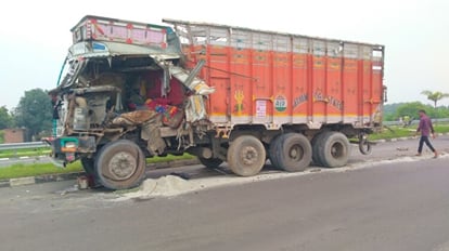 Varanasi Accident: रिंग रोड पर खड़े ट्रेलर से टकराया ट्रक, सुल्तानपुर निवासी खलासी की मौत Varanasi Accident Truck collided with trailer standing on Ring Road, Khalasi resident of Sultanpur died