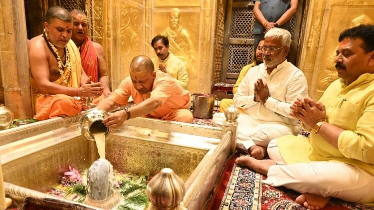 Varanasi: सावन में काशी विश्वनाथ मंदिर में पूजा-अर्चना का भी एक रिकॉर्ड बना गए सीएम योगी आदित्यनाथ, जानिए