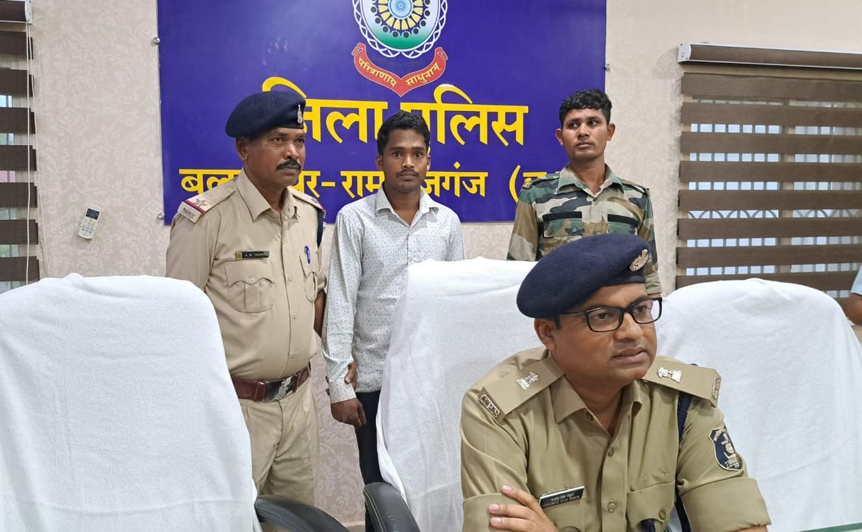 Balrampur police arrested naxalite with reward of eight lakh rupees from Jashpur