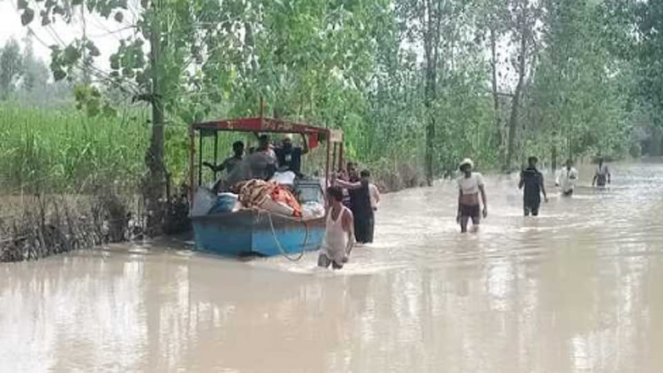 Amroha: Many villages of Khadar surrounded by floods, three year-old girl died due to lack of treatment