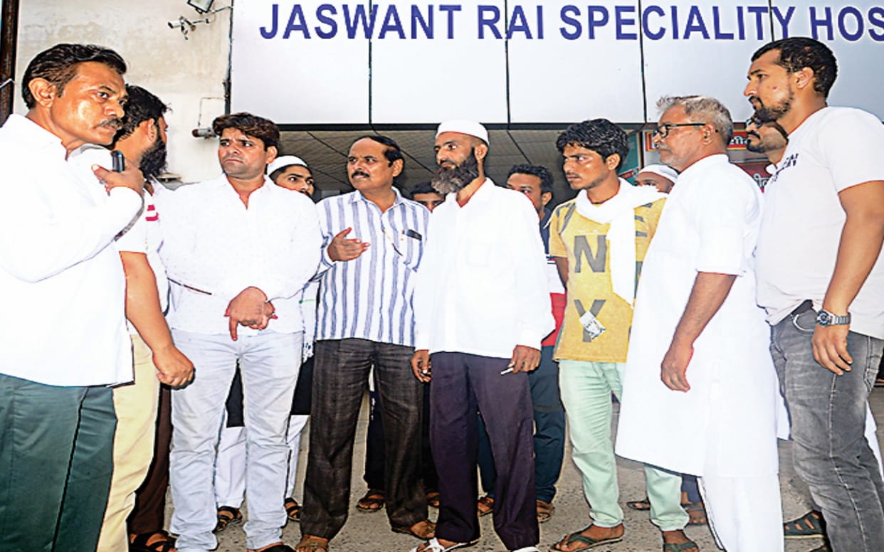 Meerut: firing at businessman defending brothers murder case, youth shot at tea shop