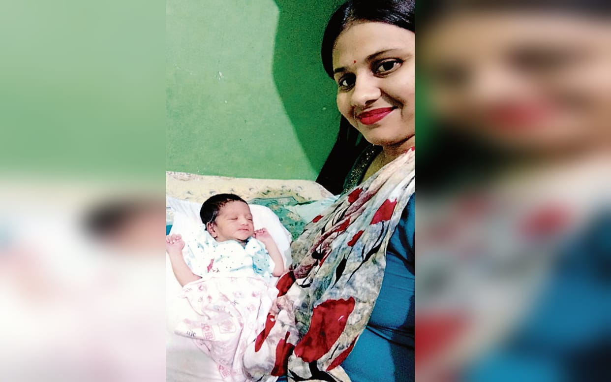girl lying on the road found the Sawan swing in Soni lap in Meerut