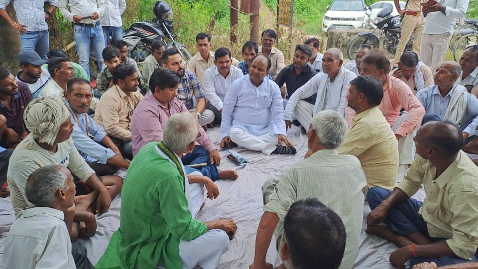 SP MLA along with farmers sat on dharna in protest against power cut in Mainpuri