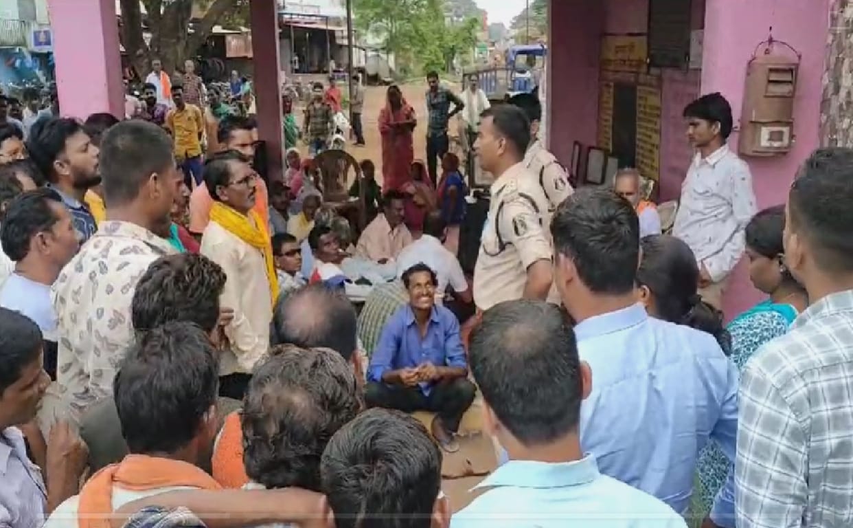 Villagers demonstrated by setting up chaupal for not opening liquor shop in Balod