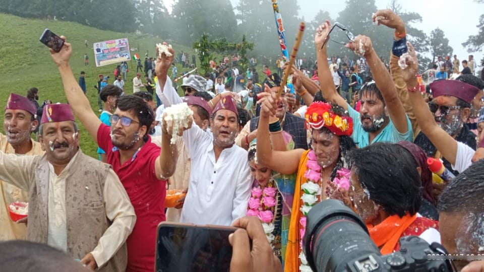 Uttarakhand Unique Butter Festival Holi at Dayara Bugyal an altitude of 11 thousand feet See Photos