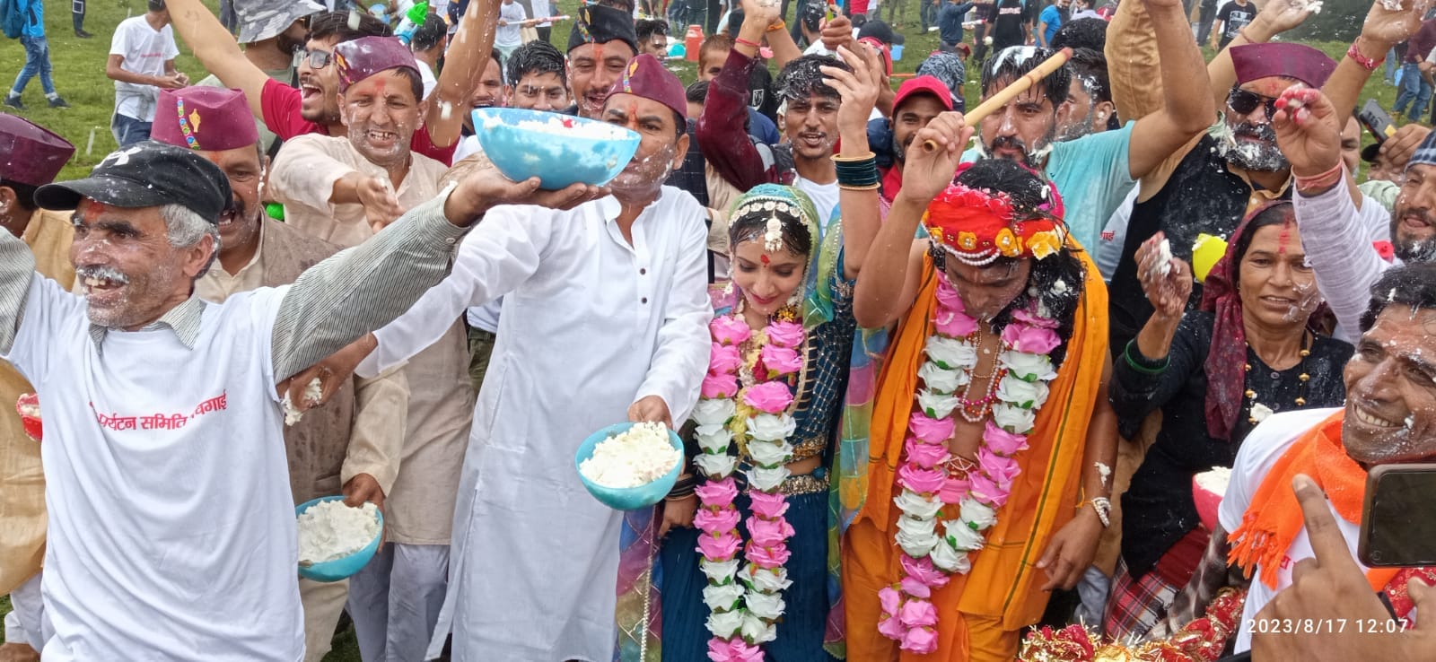Uttarakhand Unique Butter Festival Holi at Dayara Bugyal an altitude of 11 thousand feet See Photos