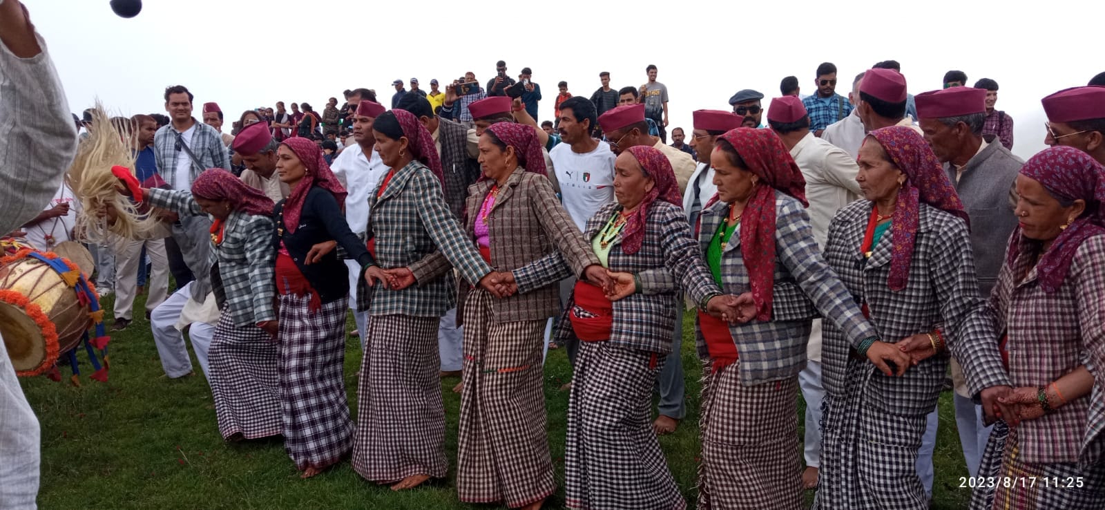 Uttarakhand Unique Butter Festival Holi at Dayara Bugyal an altitude of 11 thousand feet See Photos