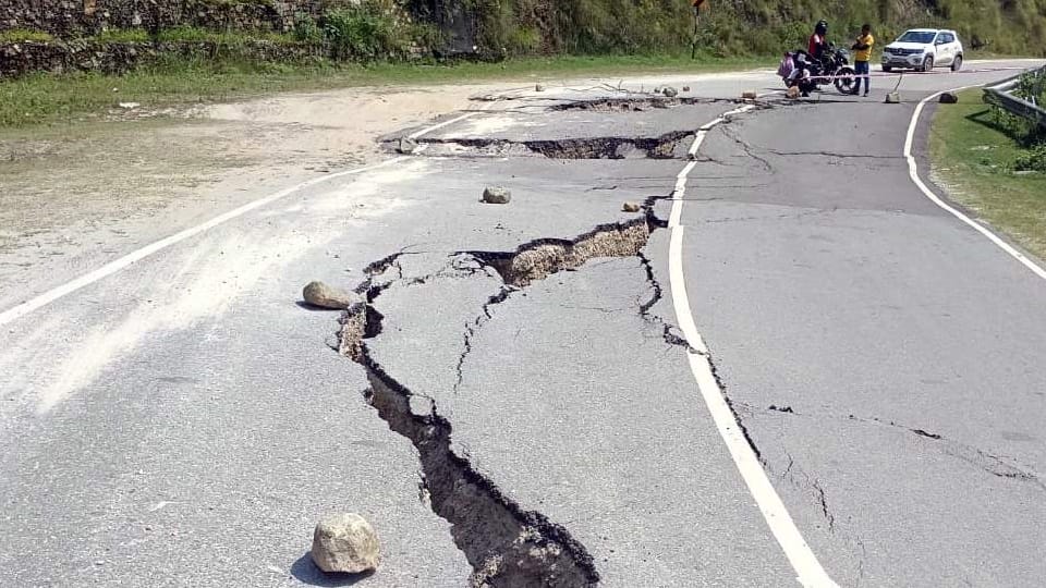 Badrinath Highway Open in Bhandarpani But 100 meter Collapse between Maithon and Pursari