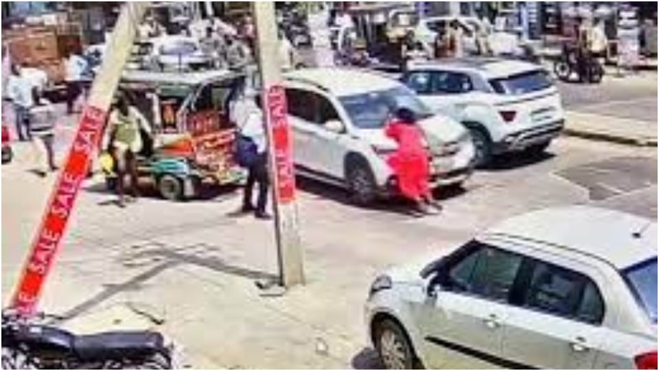 Car driver carried woman hanging on bonnet in Hanumangarh for 500 meters Rajasthan viral video