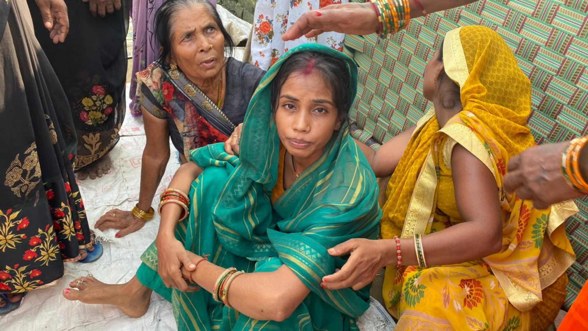 girl dead after road accident by auto in gorakhpur