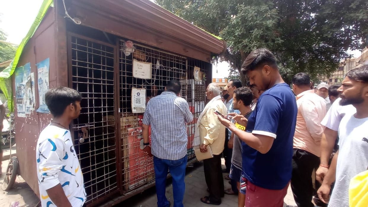 Liquor shop opened in Gumti, Municipal Corporation ordered to remove