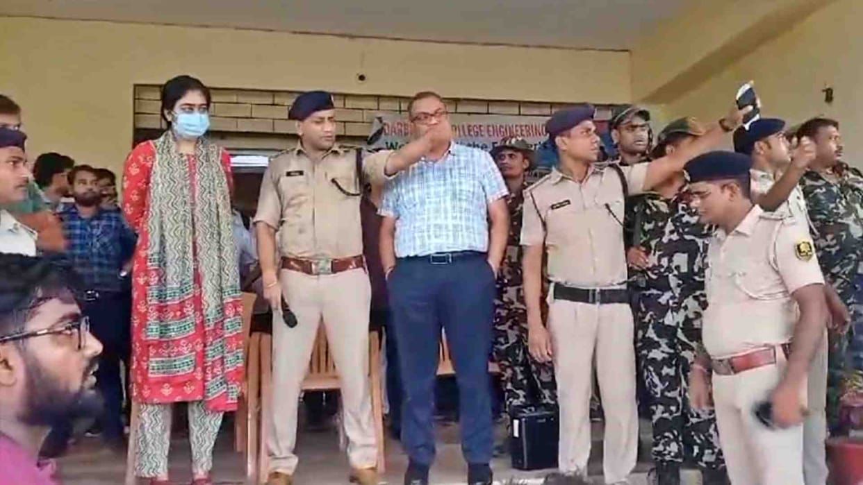 Students created ruckus against the principal in Darbhanga Engineering College