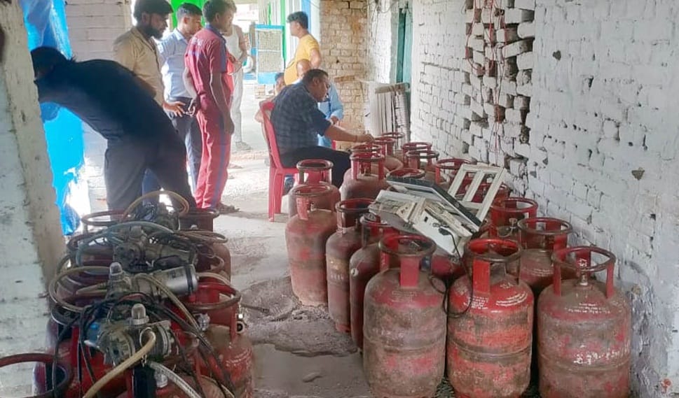 Illegal refilling business, 46 domestic gas cylinders recovered from Madrasa, police and supply department rai