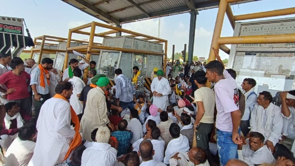 Farmers strike at toll plaza in Sirsa ends, administration assures to issue insurance claim amount in month