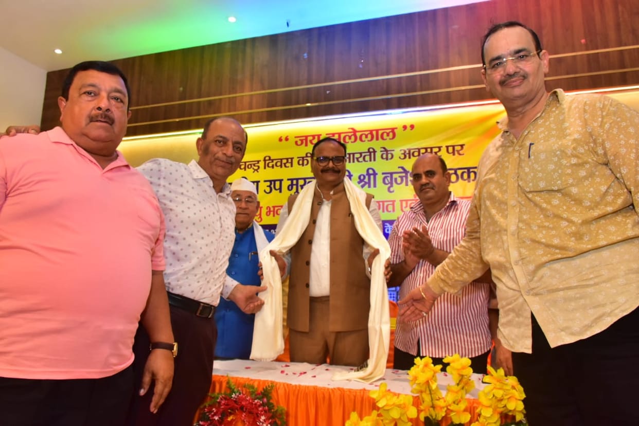 Lucknow News : Deputy Chief Minister Brajesh Pathak performed Maha Aarti of Lord Jhulelal.