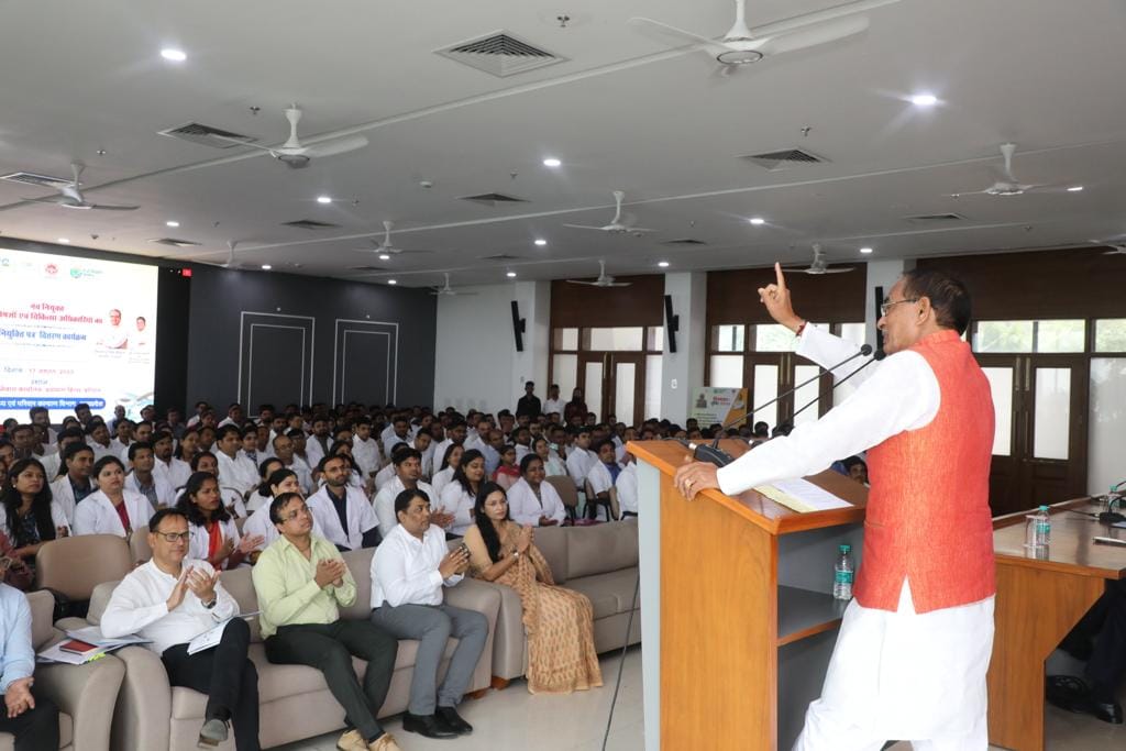 MP News: Appointment letters handed over to 159 medical experts, CM said - If I was not in politics, I would h
