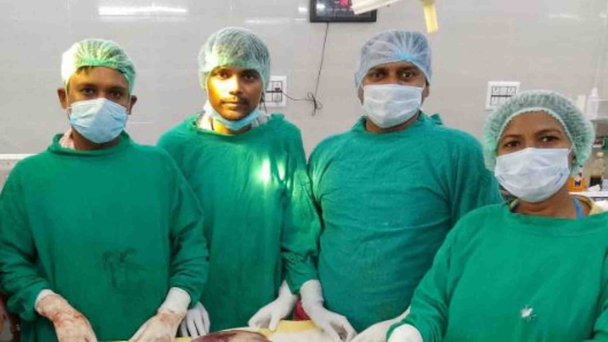 10 kg tumor ball removed from the stomach of an elderly woman
