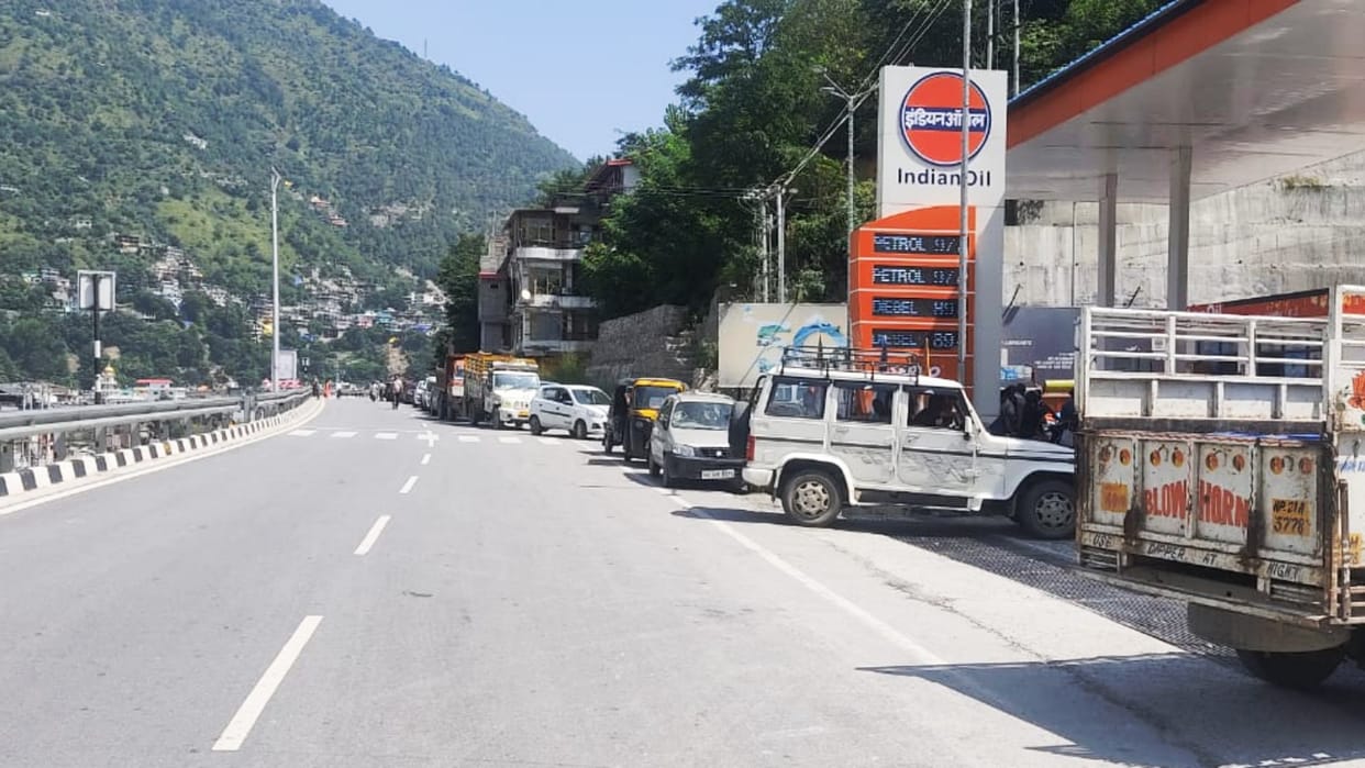 Kullu News: Long queues at petrol pumps in Kullu Himachal Pradesh