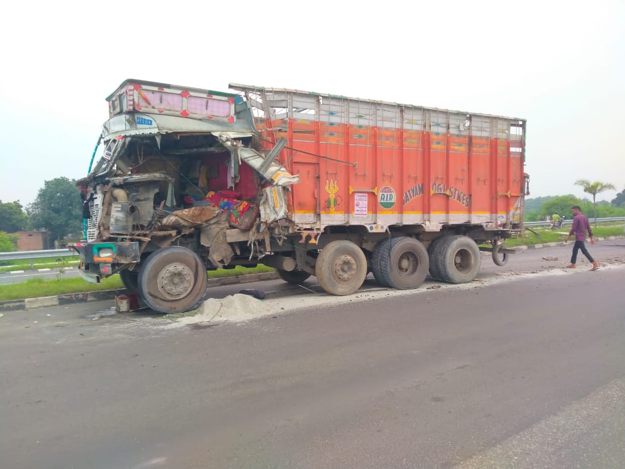 Varanasi Accident Truck collided with trailer standing on Ring Road, Khalasi resident of Sultanpur died