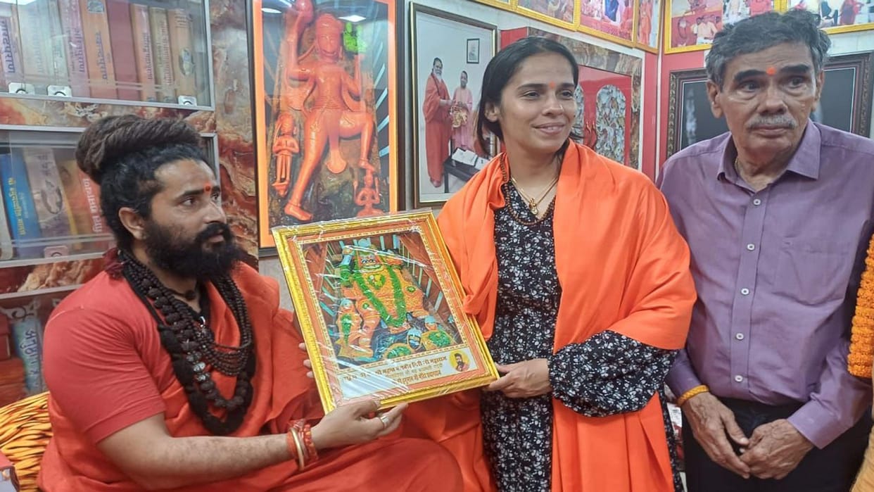 Saina Nehwal worshiped in Bade Hanuman temple, father Harveer also accompanied