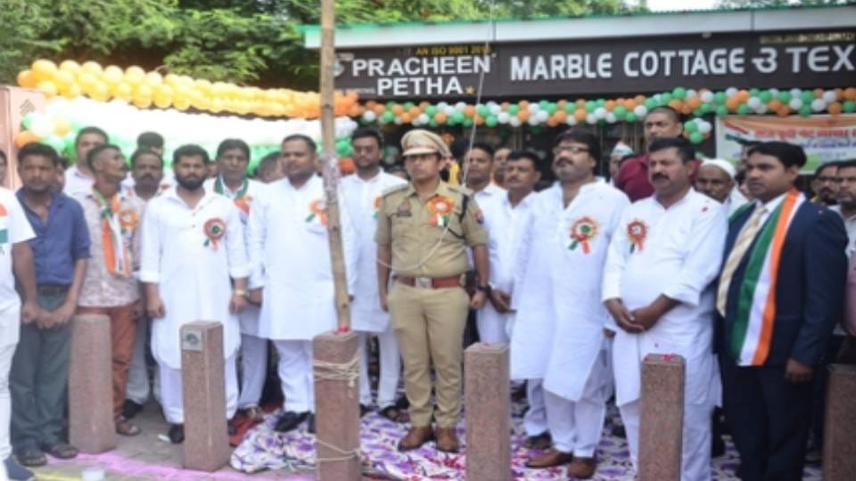 Foreign tourists also hoisted tricolor in Taj on Independence Day in Agra