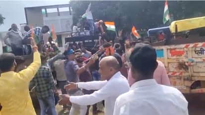 Seoni News: The craze of Gadar 2 is visible even among the villagers, they came to watch the film with tractor