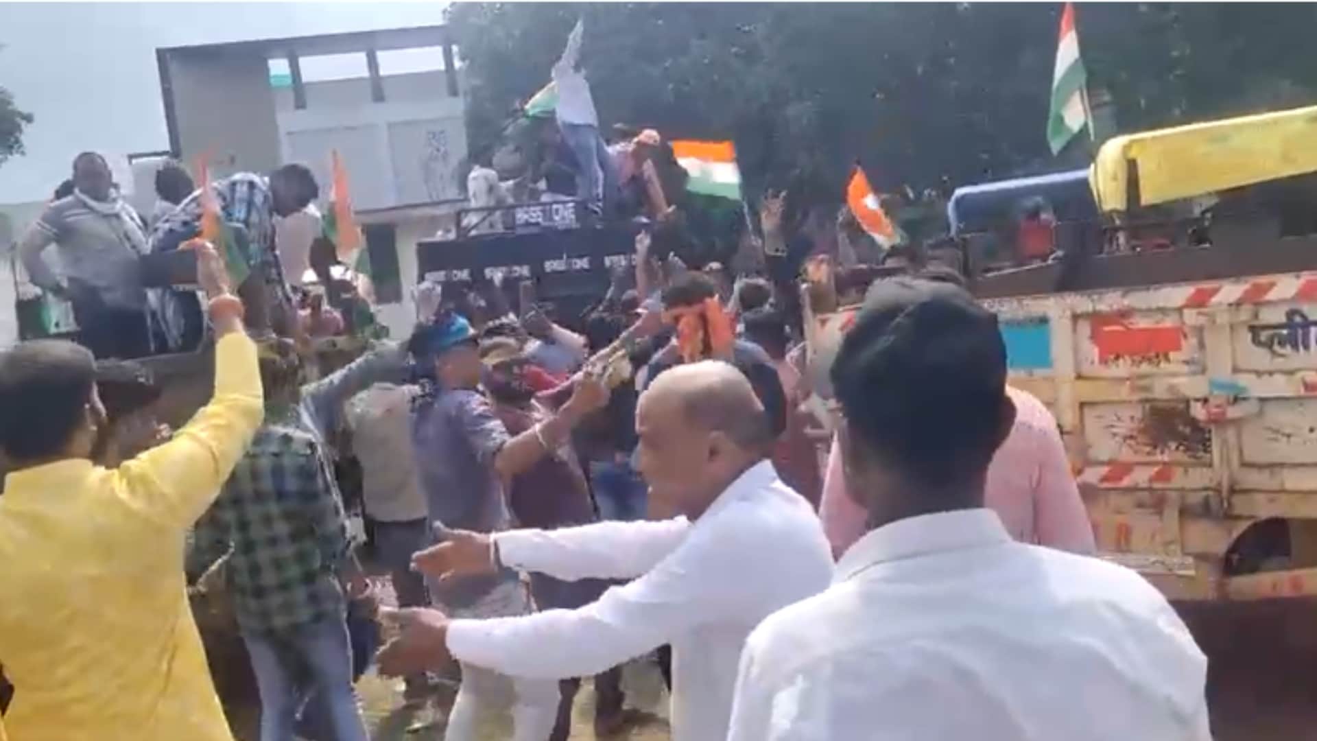 ट्रैक्टर पर सवार होकर फिल्म देखने पहुंचे ग्रामीण