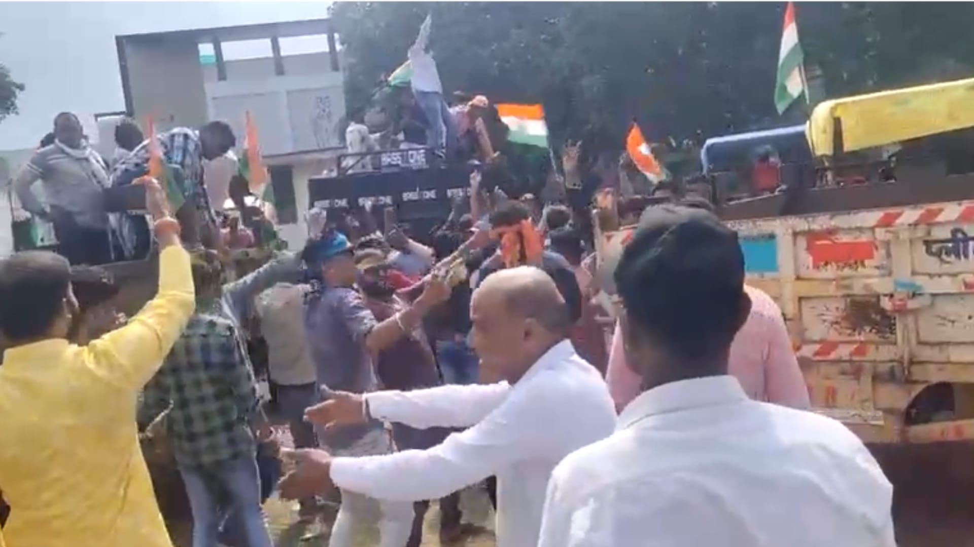 ट्रैक्टर पर सवार होकर फिल्म देखने पहुंचे ग्रामीण