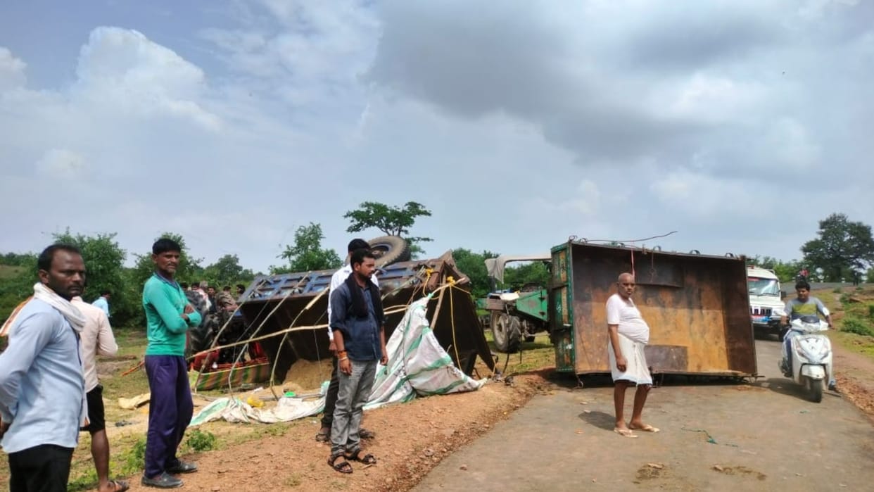 Damoh: Tractor-trolley of devotees returning after visiting Jageshwar Nath overturned, more than 21 injured