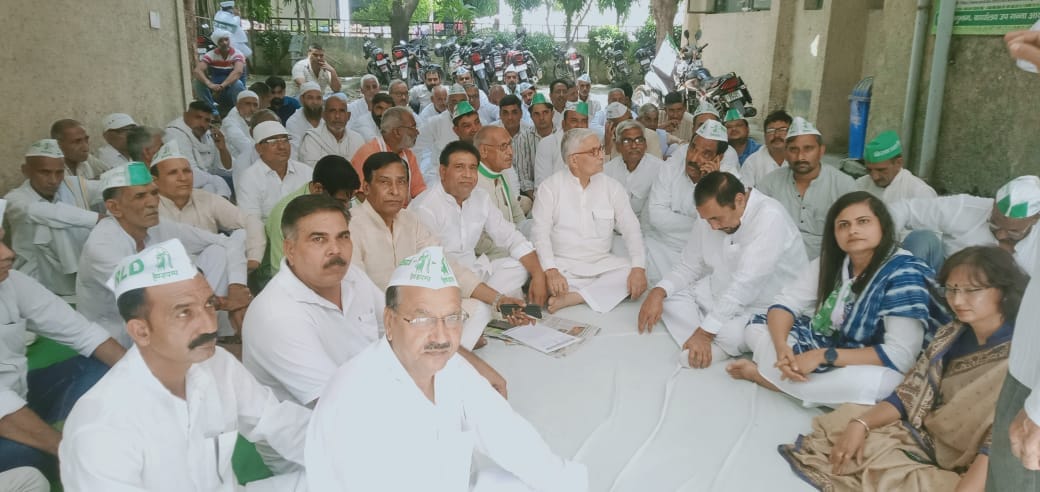 Meerut: RLD surrounds Ganna Bhawan over delay in sugarcane payment, raises farmers problems